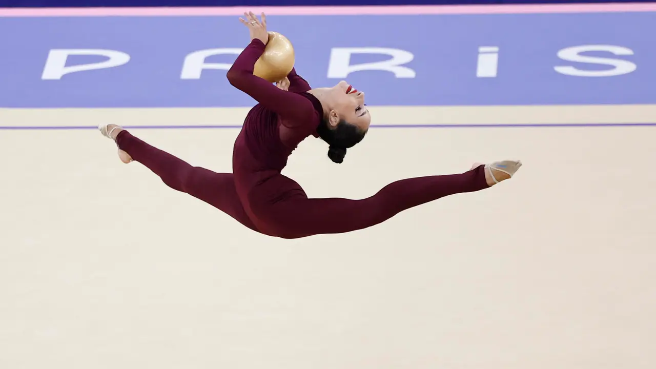 La gimnasta espa&ntilde;ola Alba Bautista ejecuta su rutina de pelota mientras compite en la fase clasificatoria del concurso completo individual de gimnasia r&iacute;tmica de los Juegos Ol&iacute;mpicos de Par&iacute;s 2024 en la capital francesa este jueves. EFE/ Sashenka Guti&eacute;rrez