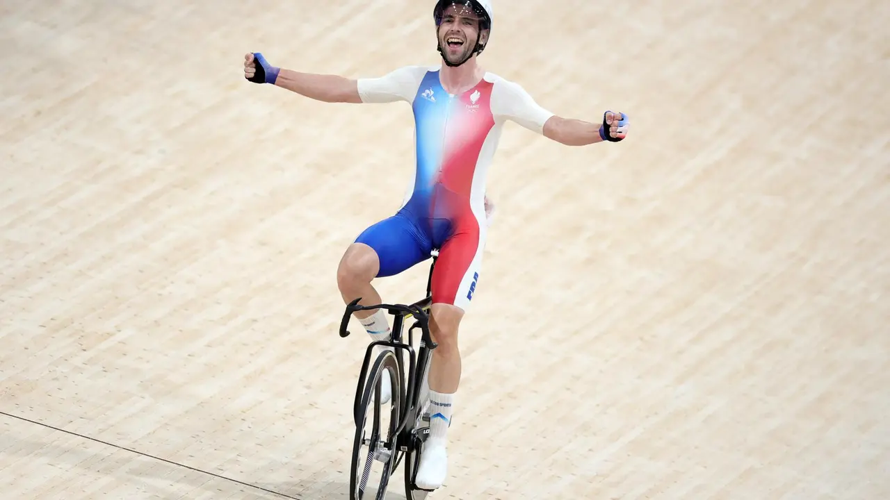 Saint-quentin-en-yvelines (France), 08/08/2024.- Benjamin Thomas of France celebrates winning the Men's Omnium Points gold medal race of the Track Cycling competitions in the Paris 2024 Olympic Games, at Saint-Quentin-en-Yvelines Velodrome in Saint-Quentin-en-Yvelines, France, 08 August 2024. (Ciclismo, Francia, Roma) EFE/EPA/MARTIN DIVISEK