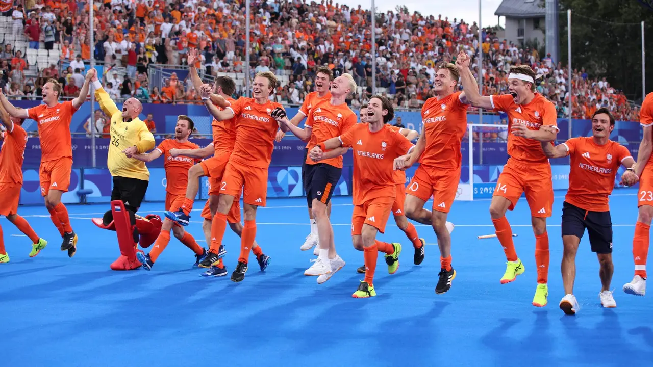 Colombes (France), 08/08/2024.- Netherlands players celebrate winning the Men Gold Medal match Germany vs Netherlands of the Field Hockey competitions in the Paris 2024 Olympic Games, at the Yves-du-Manoir Stadium in Colombes, France, 08 August 2024. (Francia, Alemania, Pa&iacute;ses Bajos; Holanda) EFE/EPA/YAHYA ARHAB