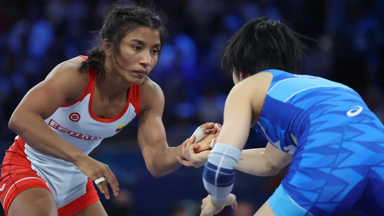 Lucia Yamileth Yepez of Ecuador (red) fights against Akari Fujinami of Japan (blue) during wrestling - women's freestyle 53kg final match as part of Paris 2024 Olympic Games in Paris, France, 08 August 2024. EFE/ Miguel Gutierrez