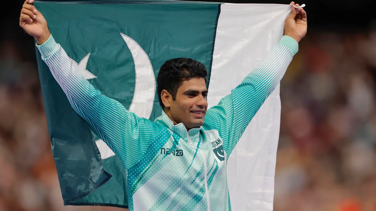 El pakistan&iacute; Arshad Nadeem celebra el oro en lanzamiento de jabalina masculino, en el marco de los Juegos Ol&iacute;mpicos Par&iacute;s 2024, este jueves, en la capital gala. EFE/ Lavandeira Jr