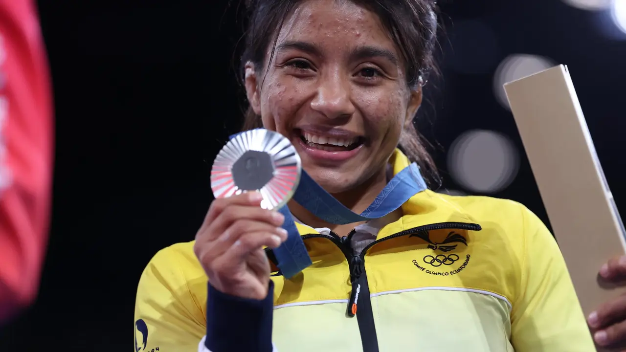 La luchadora ecuatoriana Luc&iacute;a Yamileth Y&eacute;pez posa con la medalla de plata de Lucha estilo libre de 53kg, en el marco de los Juegos Ol&iacute;mpicos de Par&iacute;s 2024 este jueves, en el Champ de Mars Arena de la capital francesa. EFE/ Miguel Guti&eacute;rrez