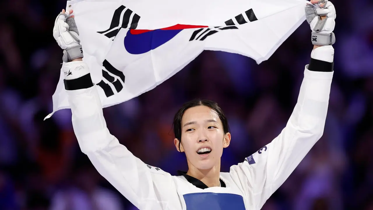 La surcoreana Yujin Kim se proclam&oacute; este jueves campeona ol&iacute;mpica en la categor&iacute;a de -57 kilos de taekwondo en los Juegos de Par&iacute;s 2024. EFE/EPA/CAROLINE BREHMAN