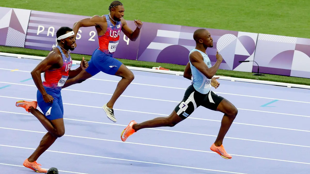 El botsuan&eacute;s Letsile Tebogo gana la final de 200 metros de los Juegos Ol&iacute;mpicos de Par&iacute;s 2024. EFE/EPA/FRANCK ROBICHON