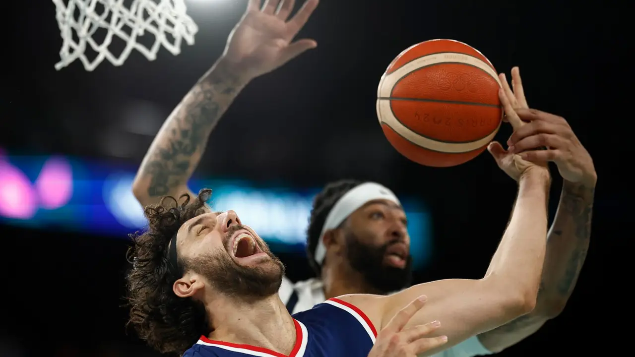 Paris, 08/08/2024.- (L-R) El serbio Vasilije Micic y el estadounidense Anthony Davis pelean por un bal&oacute;n en la semifinal de los Juegos de Par&iacute;s 2024 disputada hoy en Paris Bercy y que acab&oacute; con triunfo norteamericano EFE/EPA/YOAN VALAT