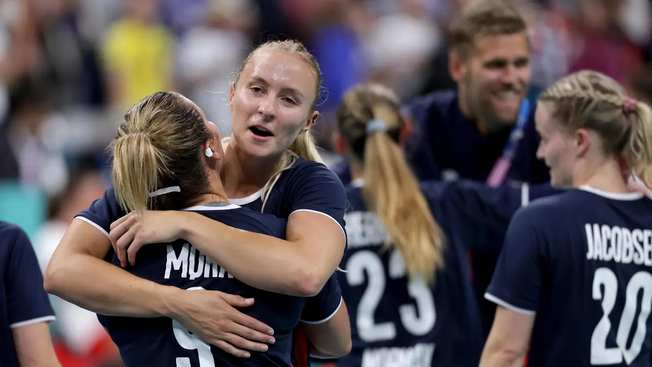 Las jugadoras de Noruega celebran el pase a la final del torneo femenino de balonmano de los Juegos Ol&iacute;mpicos de Par&iacute;s 2024. EFE/EPA/ALEX PLAVEVSKI