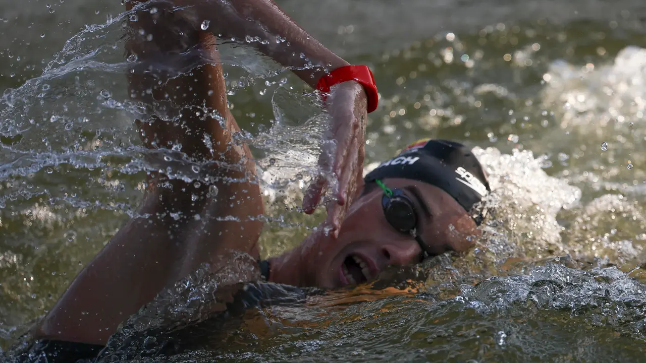 El espa&ntilde;ol Carlos Garach, durante su participaci&oacute;n en la prueba de los 10 km en aguas abiertas de los Juegos Ol&iacute;mpicos de Par&iacute;s 2024, en el r&iacute;o Sena. EFE/ Miguel Guti&eacute;rrez