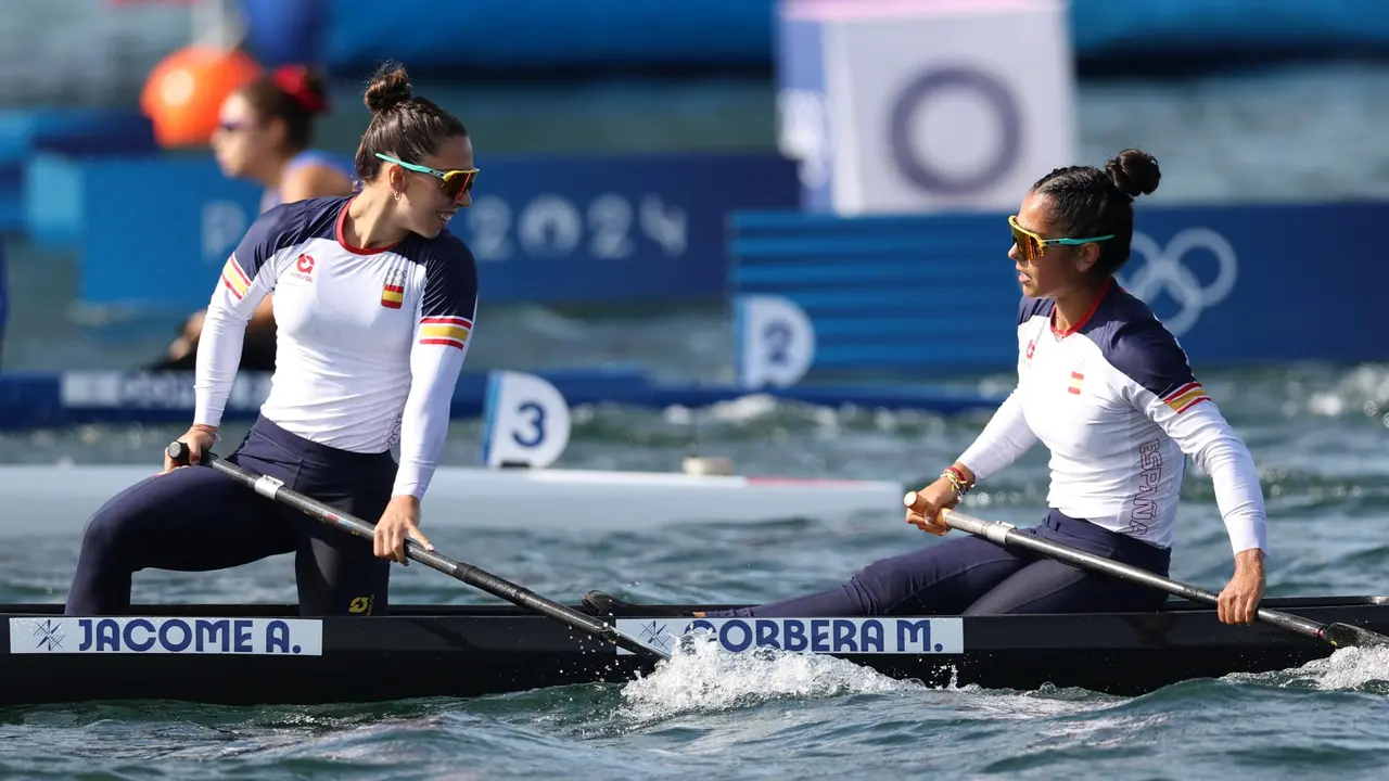 Las espa&ntilde;olas Antia Jacome y Mar&iacute;a Corbera, durante la semifinal del C2 500 de los Juegos Ol&iacute;mpicos de Par&iacute;s 2024. EFE/EPA/ALI HAIDER