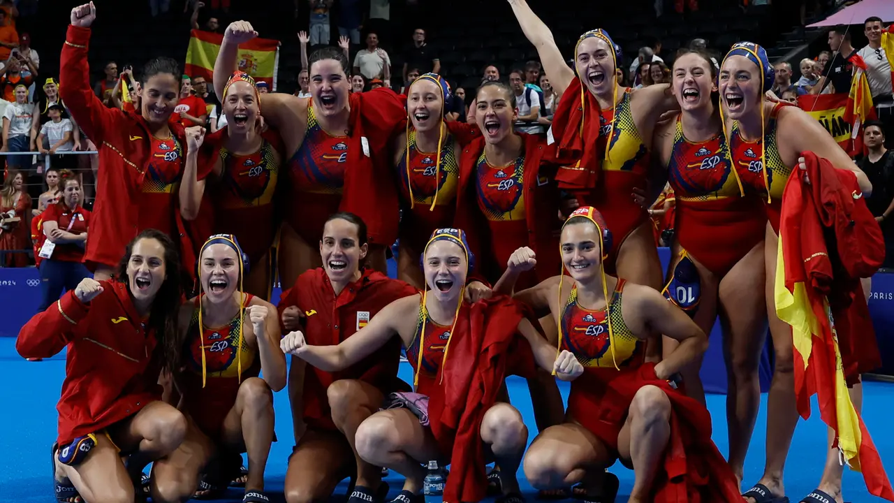 Las waterpolistas espa&ntilde;olas celebran la victoria ante Pa&iacute;ses Bajos en la semifinal femenina de Waterpolo, parte de los Juegos Ol&iacute;mpicos de Par&iacute;s 2024 este jueves en Nanterre. EFE/ Juanjo Mart&iacute;n
