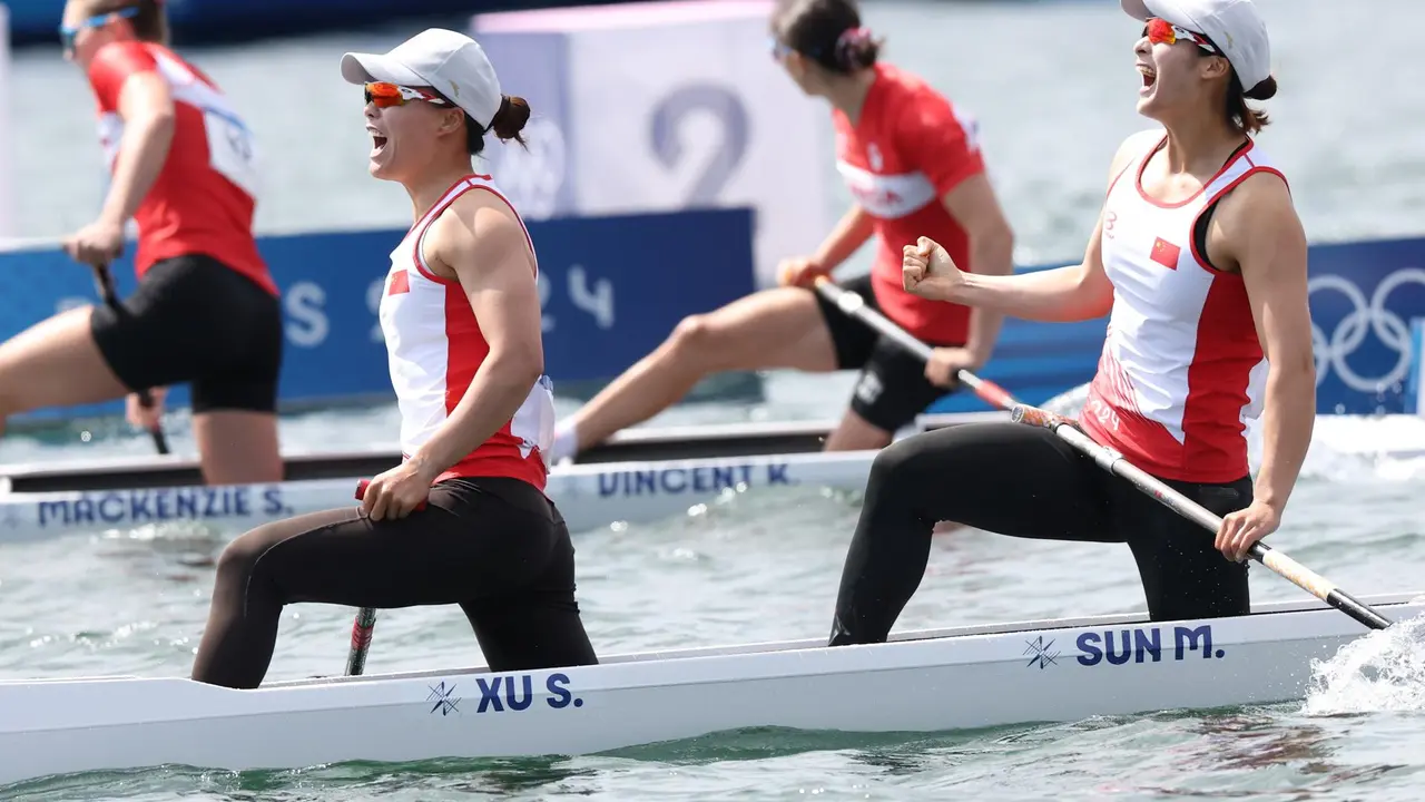 Shixiao Xu and Mengya Sun, de China, celebran la victoria en el C2 500 femenino de los Juegos Ol&iacute;mpicos de Par&iacute;s 2024. EFE/EPA/ALI HAIDER