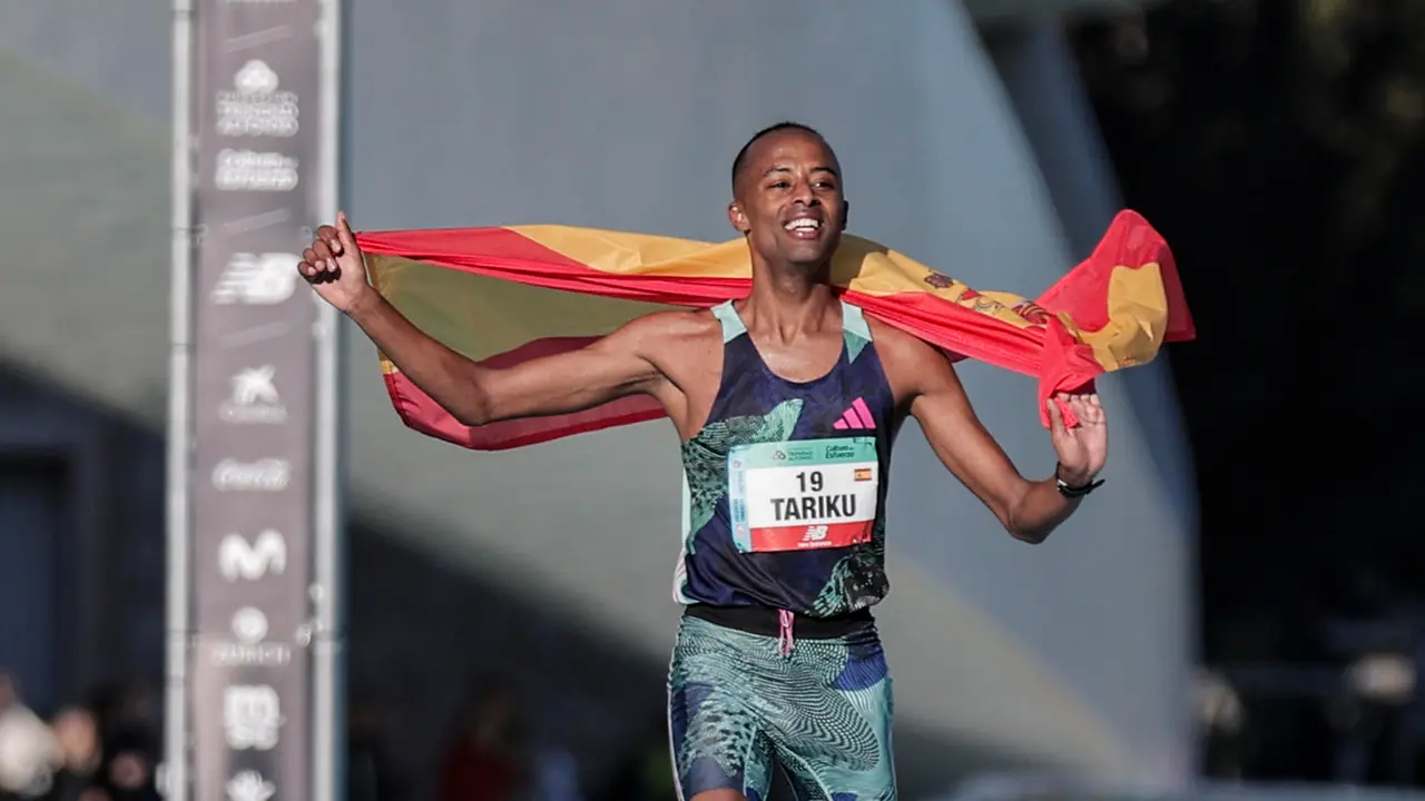 Foto de archivo de Tariku Novales en el momento de establecer el r&eacute;cord de Espa&ntilde;a de marat&oacute;n, en Valencia. EFE/Manuel Bruque