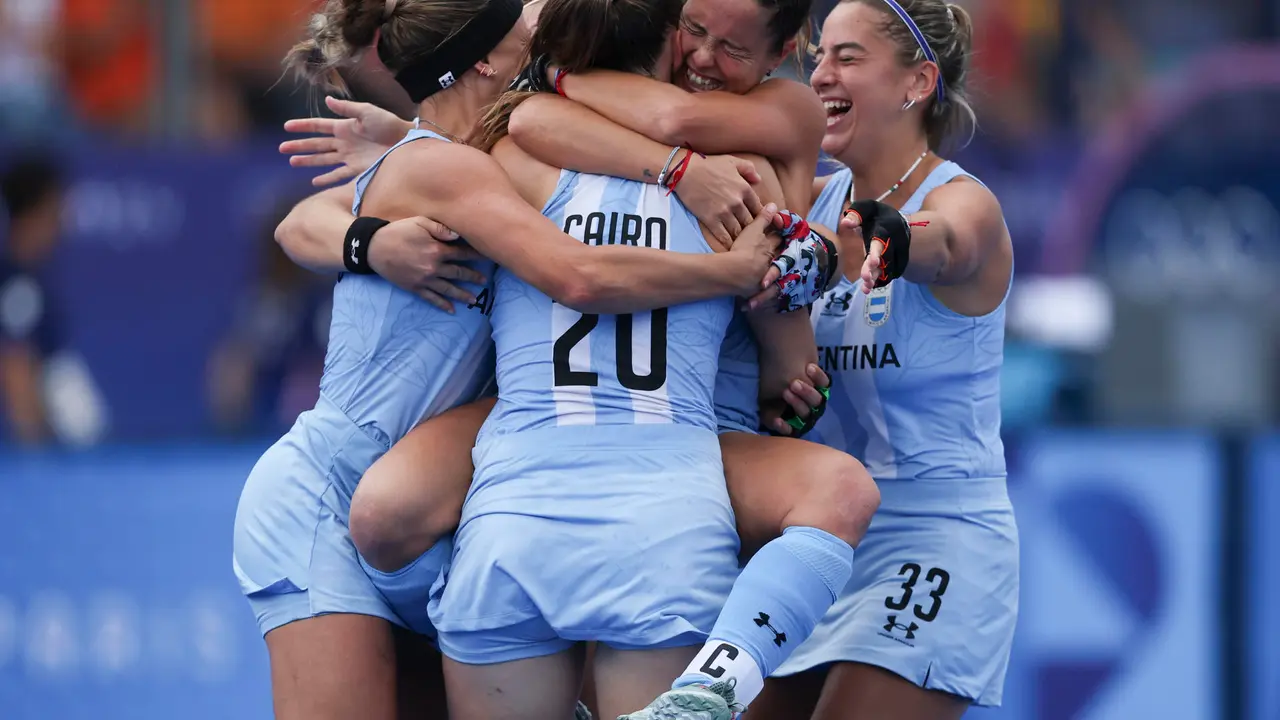 Las jugadoras argentinas de hockey celebran el bronce. EFE/ Miguel Guti&eacute;rrez