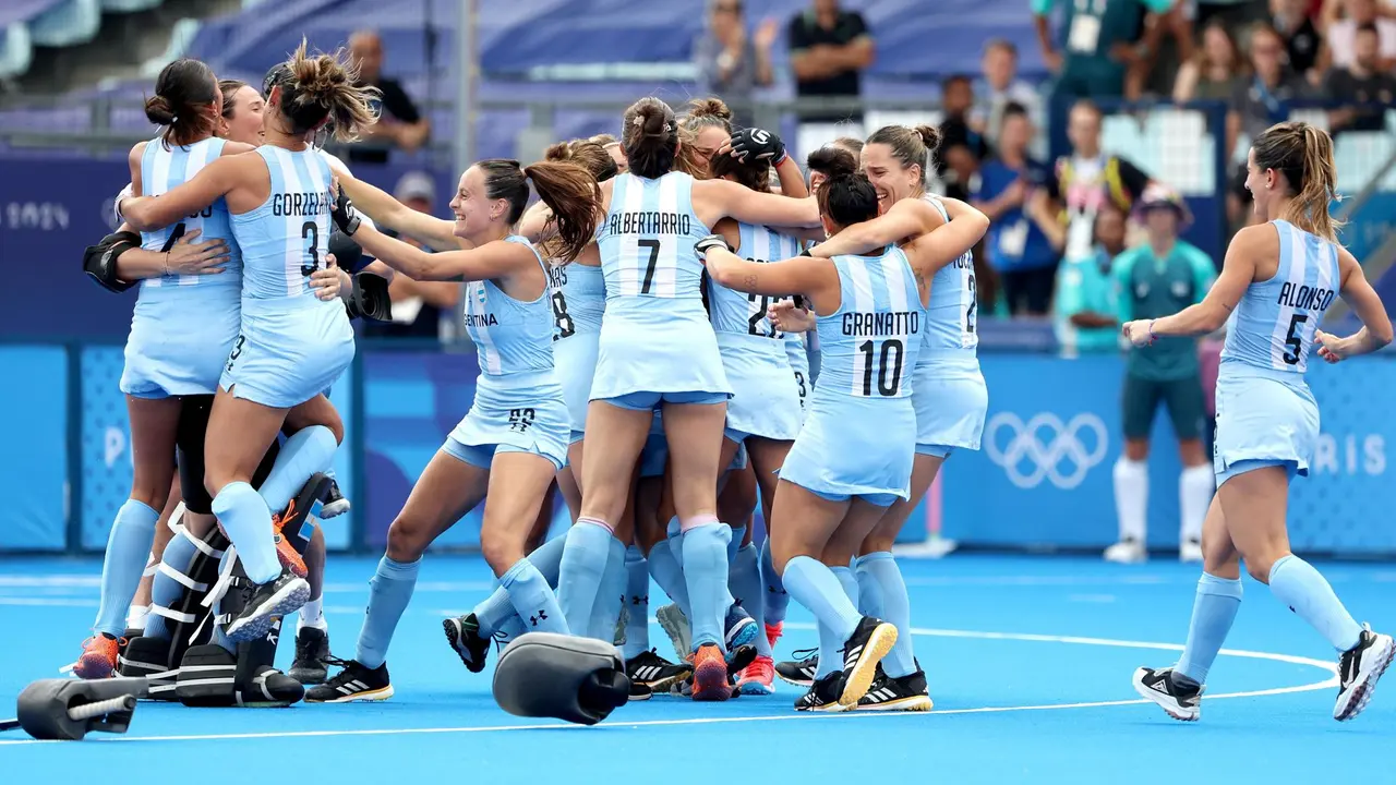Las jugadoras argentinas celebran el bronce en hockey. EFE/EPA/YAHYA ARHAB