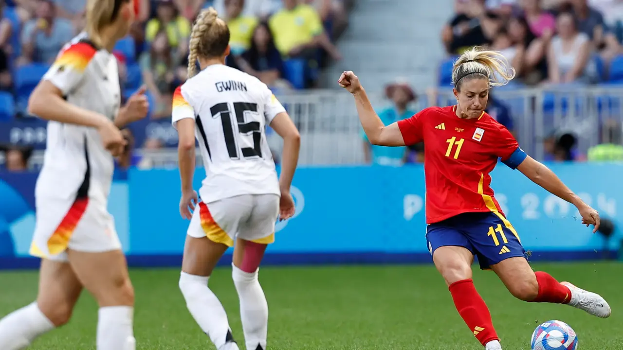 La futbolista espa&ntilde;ola Alexia Putellas en acci&oacute;n ante Alemania durante el partido por la medalla de bronce de los Juegos Ol&iacute;mpicos de Par&iacute;s 2024 contra Alemania este viernes en el Estadio de Lyon. EFE/ Miguel To&ntilde;a