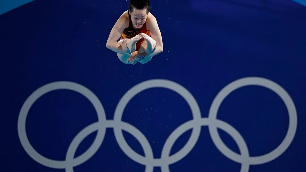 La china Chen Yiwen compite en salto de trampol&iacute;n tres metros.EFE/EPA/TOLGA AKMEN