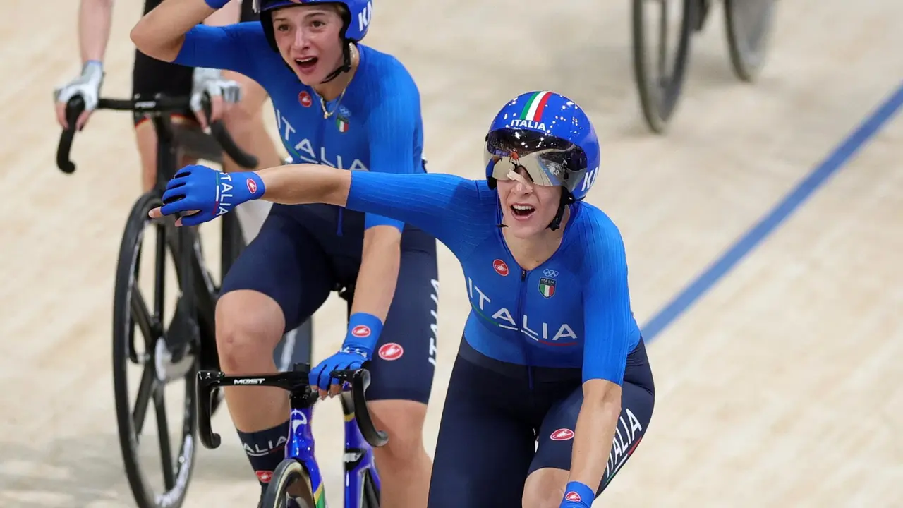 El equipo italiano femenino se ha proclamado campe&oacute;n ol&iacute;mpico de madison tras la prueba disputada en el Vel&oacute;dromo Nacional de Saint Quentin en Yvelines. EFE/EPA/MARTIN DIVISEK