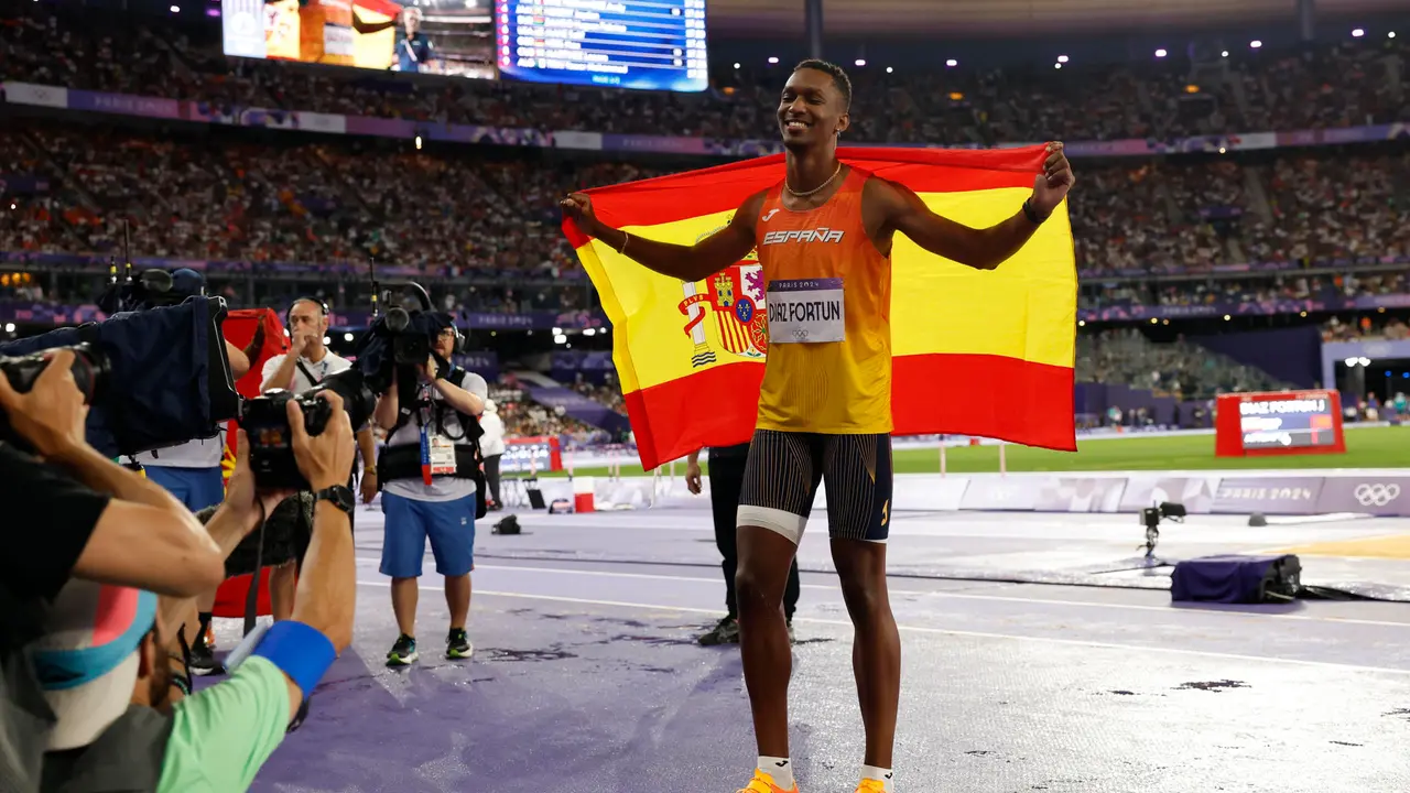 El atleta espa&ntilde;ol Jordan Alejandro D&iacute;az celebra el oro en la final de Triple salto masculino en el marco de los Juegos Ol&iacute;mpicos Par&iacute;s 2024, este viernes en el Estadio de Francia de Saint-Denis.   EFE/ Julio Munoz
