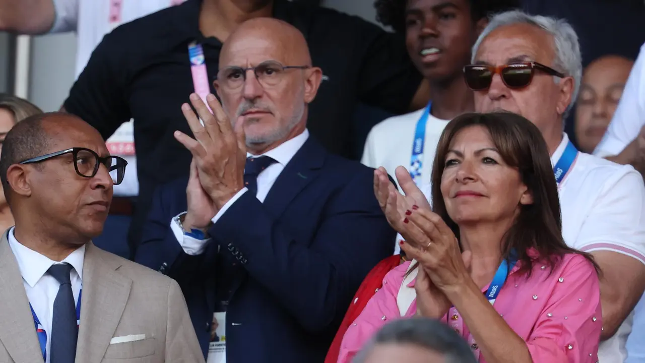 El seleccionador nacional, Luis dela Fuente, presencia la final ol&iacute;mpica de f&uacute;tbol en la que Espa&ntilde;a gan&oacute; a Francia para lograr el oro. EFE/EPA/MOHAMMED BADRA
