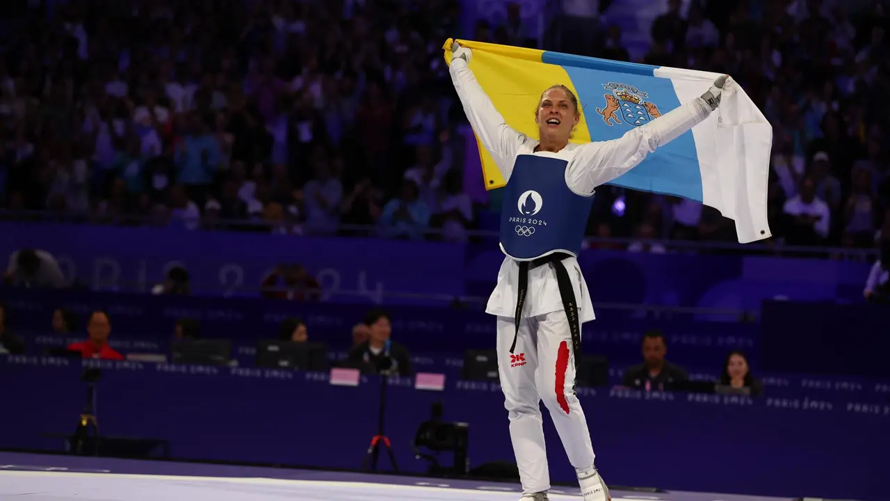 La h&uacute;ngara Viviana Marton, que se proclam&oacute; campeona ol&iacute;mpica en taekwondo, en la categor&iacute;a de -67 kilos, sorprendi&oacute; al t&eacute;rmino de su combate con la croata Aleksandar Perisic en la final y sobre el tapiz, sac&oacute; la bandera de Canarias, donde ha vivido su infancia. EFE/EPA/DIVYAKANT SOLANKI