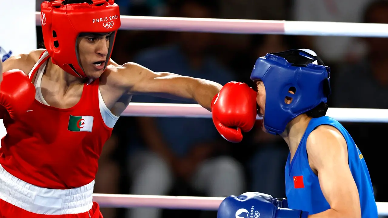 Paris (Francia), 09/08/2024.- La boxeadora argelina Imane Khelif concluy&oacute; sus controvertidos Juegos de Par&iacute;s con el t&iacute;tulo de campeona ol&iacute;mpica de la categor&iacute;a de 66 kilos tras derrotar a la china Liu Yang en la final, un premio que para la medallista de oro sirve de respuesta a la ola de controversias y debates creados sobre su propio g&eacute;nero. EFE/EPA/MAST IRHAM