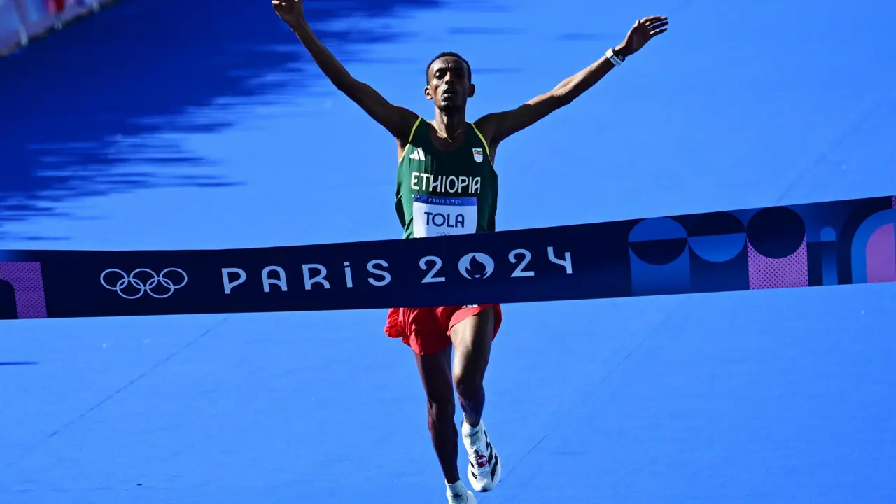 Tamirat Tola de Etiop&iacute;a cruza primero la l&iacute;nea de meta del marat&oacute;n masculino de Par&iacute;s 2024, con un tiempo de 2h06:26, nuevo r&eacute;cord ol&iacute;mpico. EFE/EPA/ANNA SZILAGYI