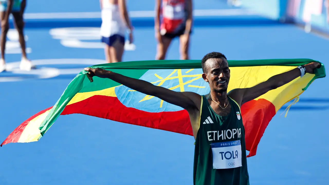 El atleta et&iacute;ope Tamirat Tola celebra tras ganar el oro en la prueba de marat&oacute;n masculino de los Juegos Ol&iacute;mpicos 2024 disputado este s&aacute;bado en Par&iacute;s. EFE/Sashenka Guti&eacute;rrez