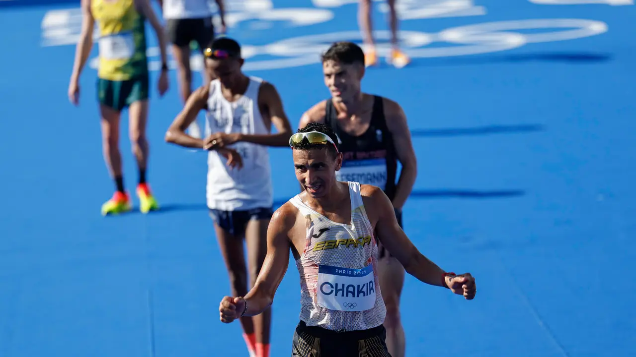 El atleta espa&ntilde;ol Ibrahim Chakir, tras cruzar la l&iacute;nea de meta en la prueba de marat&oacute;n masculino de los Juegos Ol&iacute;mpicos 2024 disputado este s&aacute;bado en Par&iacute;s. EFE/Sashenka Guti&eacute;rrez