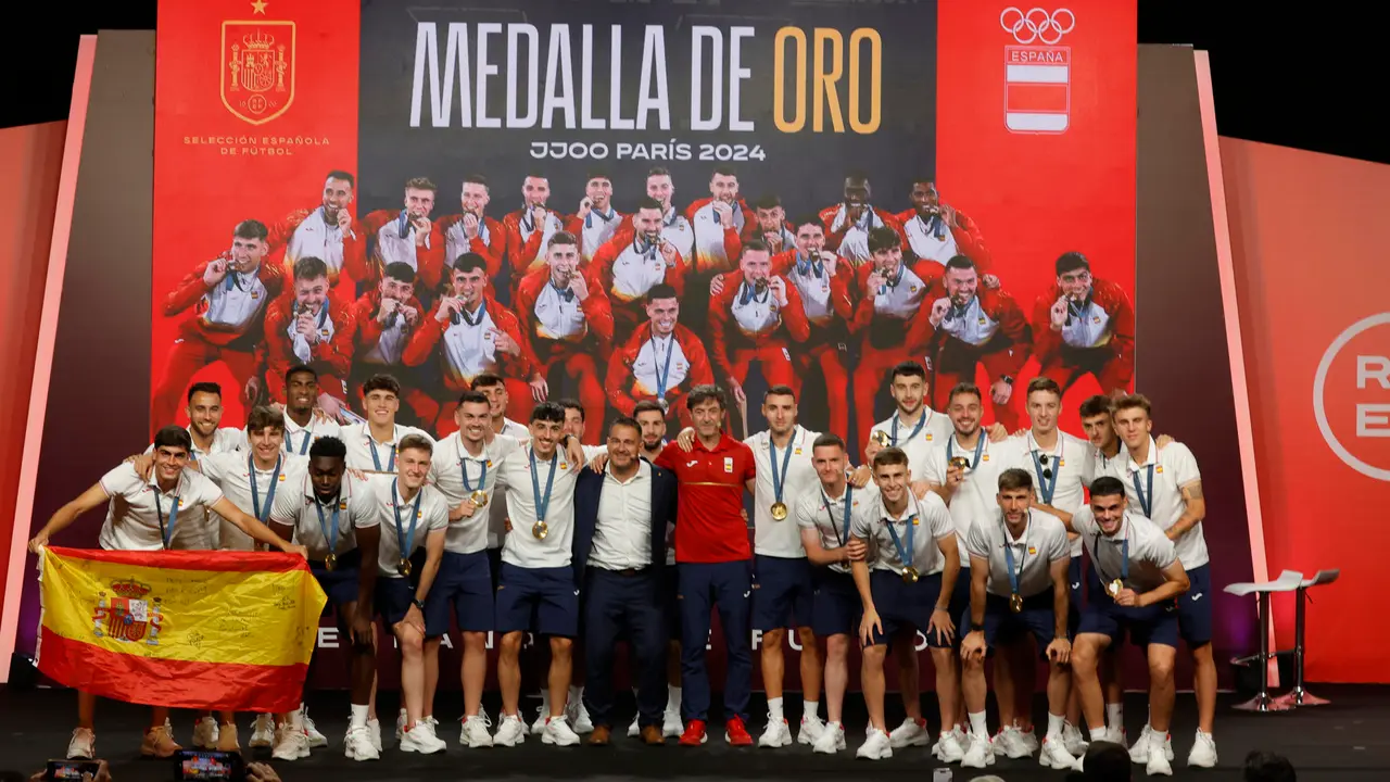 Acto de homenaje a la selecci&oacute;n espa&ntilde;ola de f&uacute;tbol que consigui&oacute; el oro en los Juegos Ol&iacute;mpicos de Par&iacute;s 2024, este s&aacute;bado en la Ciudad de F&uacute;tbol de Las Rozas (Madrid). EFE/ Zipi