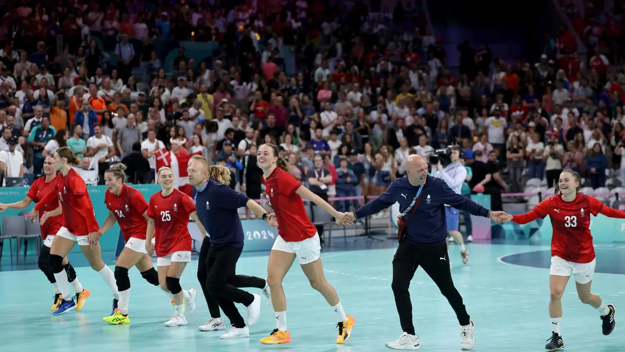 Las jugadoras de Dinamarca celebran despu&eacute;s de ganar el partido por la medalla de bronce del torneo ol&iacute;mpico femenino de balonmano a Suecia. EFE/EPA/ALEX PLAVEVSKI