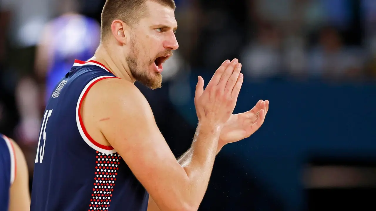El serbio Nikola Jokic celebra una jugada de su equipo durante el partido por el bronce de los Juegos Ol&iacute;mpicos de Par&iacute;s 2024 que su equipo se adjudic&oacute; ante Alemania. EFE/EPA/CAROLINE BREHMAN