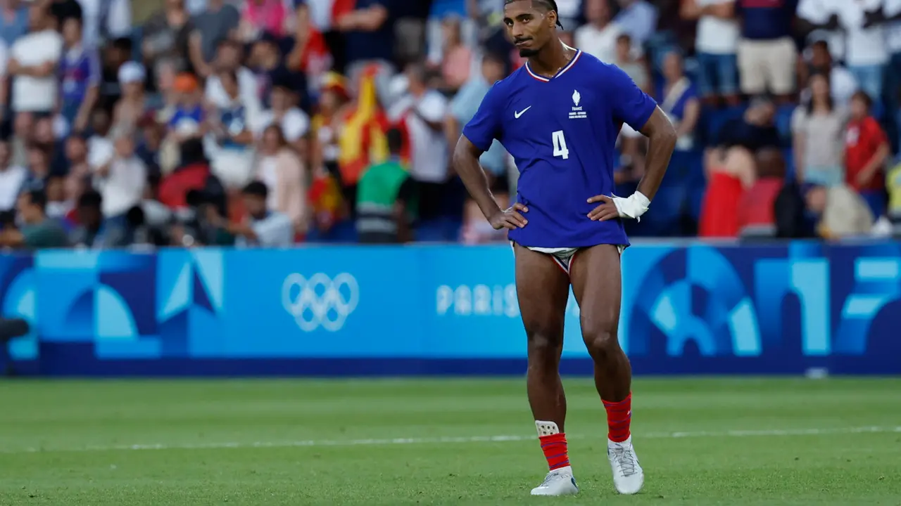 El jugador franc&eacute;s Loic Bade tras perder ante el equipo espa&ntilde;ol en el partido por la medalla de oro de los Juegos Ol&iacute;mpicos de Par&iacute;s 2024 que Francia y Espa&ntilde;a disputan este viernes en el Parc des Princes, de Paris . EFE/ Juanjo Martin