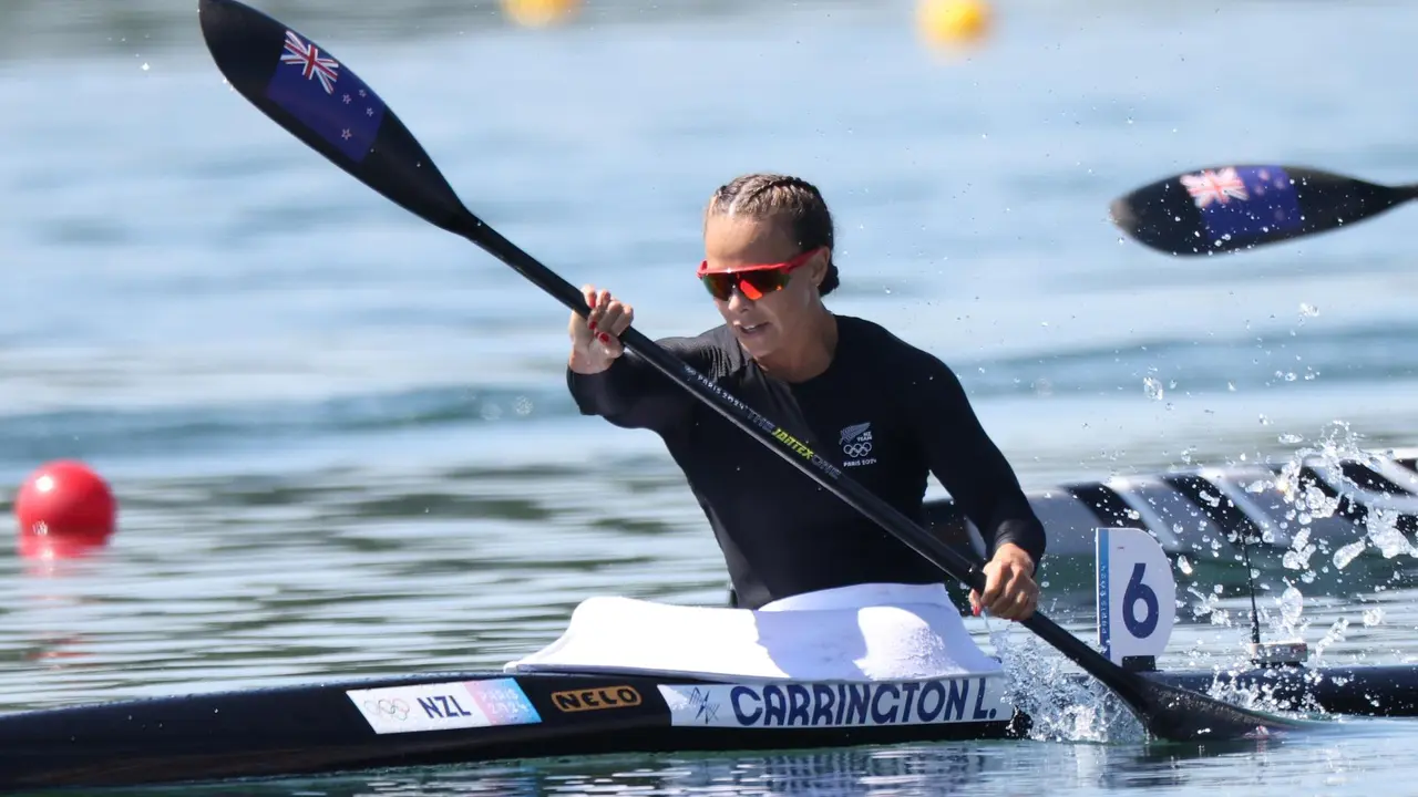 La pirag&uuml;ista neozelandesa Lisa Carrigton en el Vaires-sur-Marne Nautical Stadium en Vaires-sur-Marne, Francia. EFE/EPA/ALI HAIDER