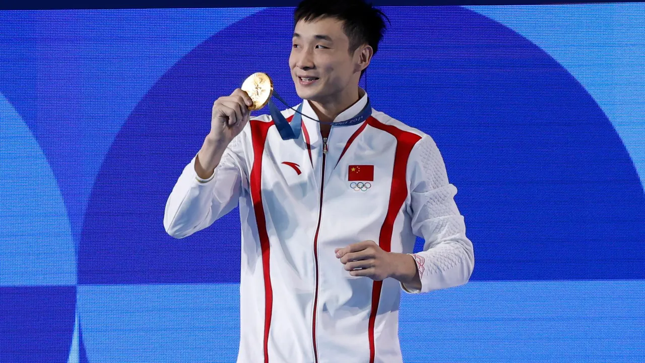El chino Yuan Cao muestra su medalla tras ganar la prueba de trampol&iacute;b de 10 metros.EFE/EPA/TOLGA AKMEN