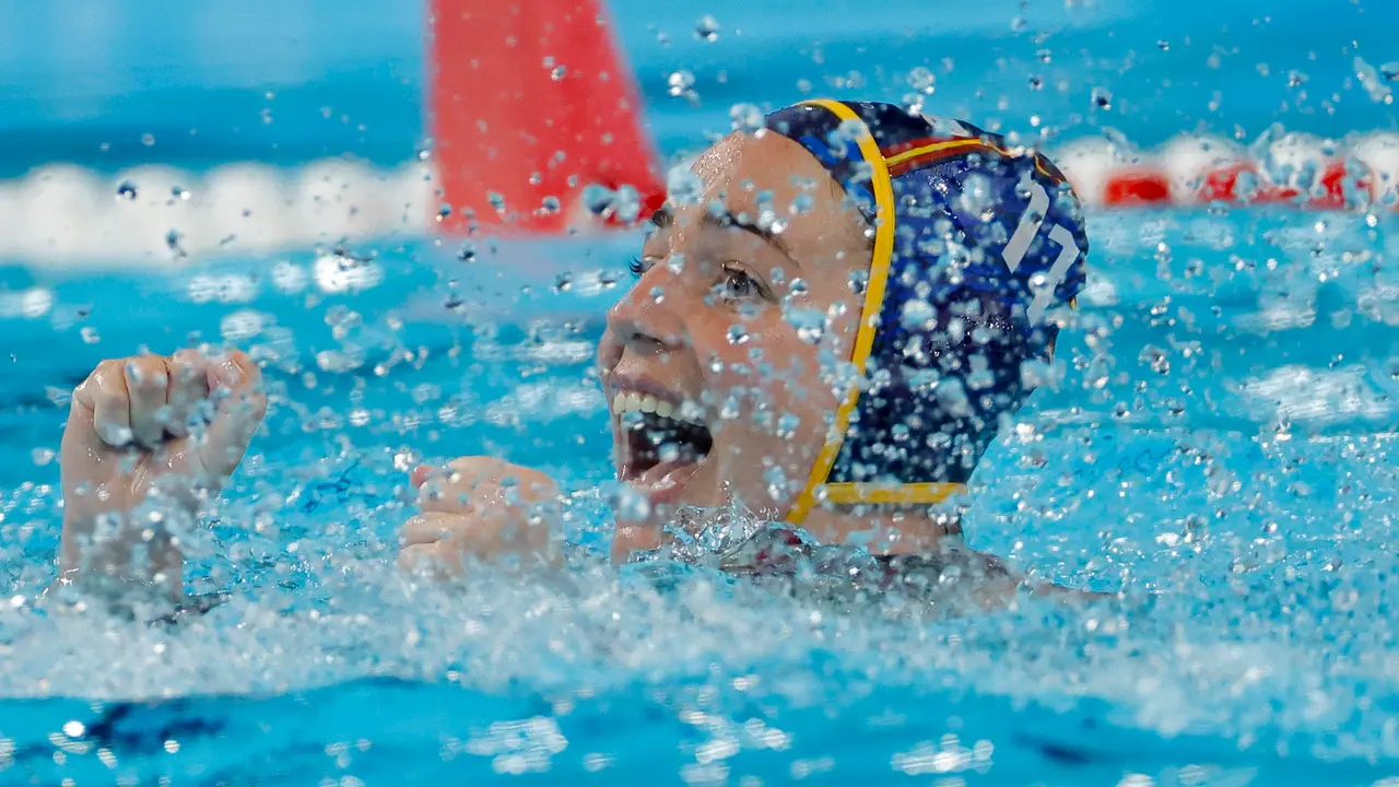 La waterpolista espa&ntilde;ola Maica Garc&iacute;a Godoy celebra tras marcar ante Australia durante el partido por el oro de waterpolo femenino de los Juegos Ol&iacute;mpicos de Par&iacute;s 2024 este s&aacute;bado en Nanterre, Francia. EFE/ Lavandeira Jr.