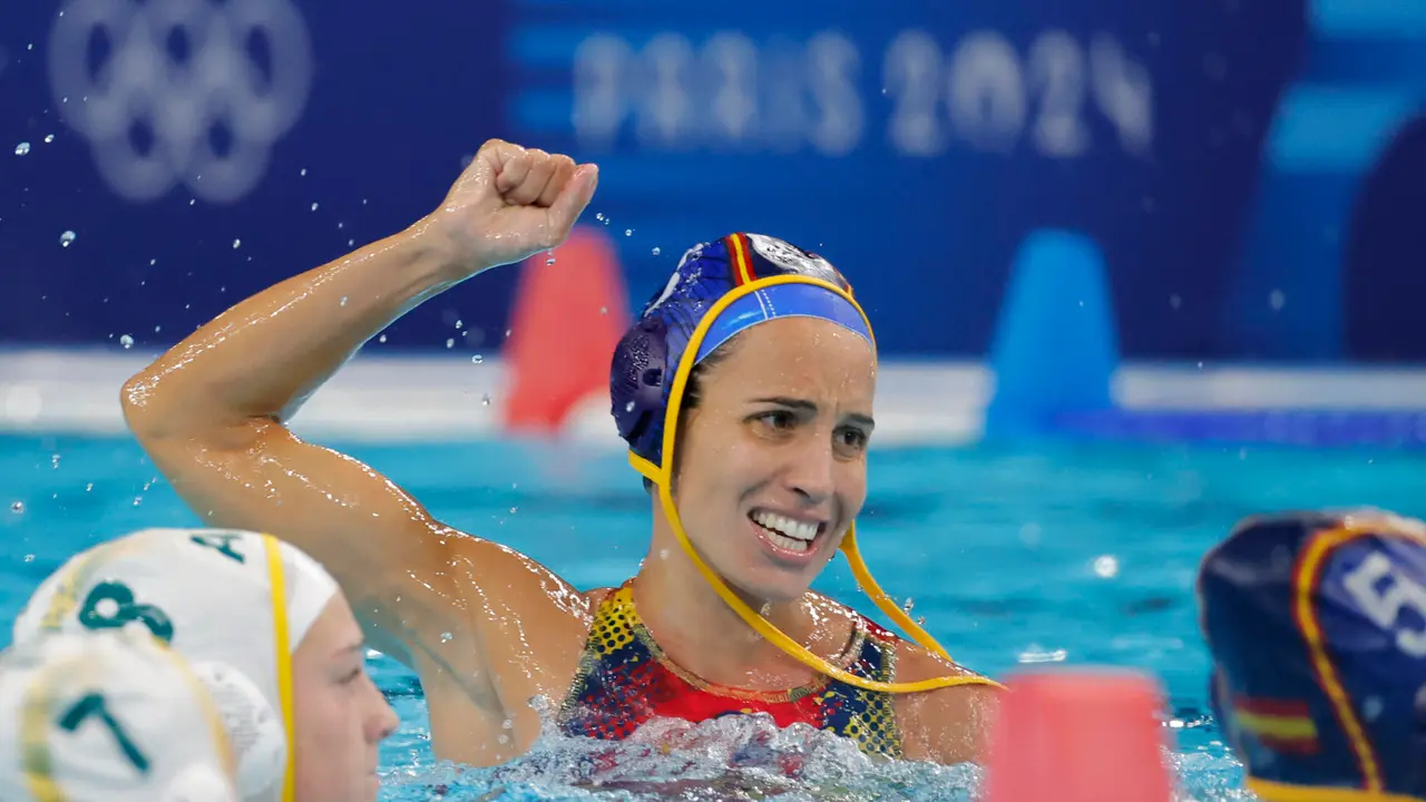 La waterpolista espa&ntilde;ola Anni Espar (c) celebra un tanto ante Australia durante el partido por el oro de waterpolo femenino de los Juegos Ol&iacute;mpicos de Par&iacute;s 2024 este s&aacute;bado en Nanterre, Francia. EFE/ Lavandeira Jr.
