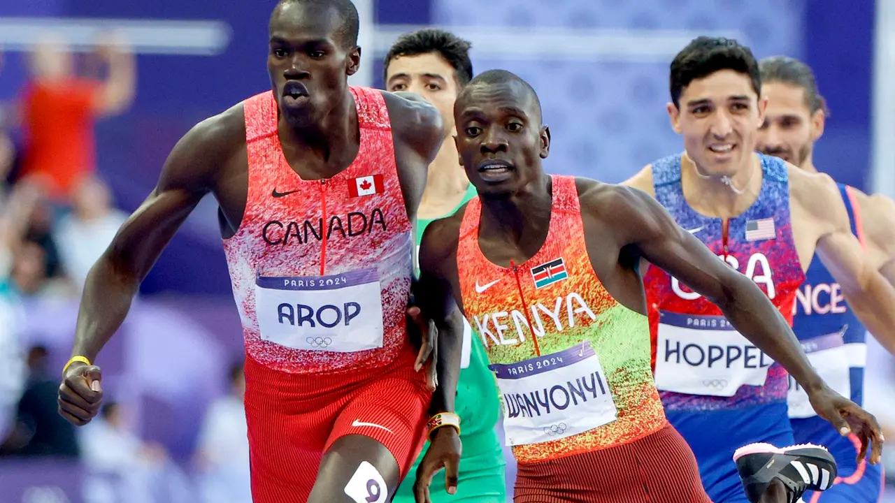 El kenainao Emmanuel Wanyonyi supera al canadiense Marco Arop en la final de 800 disputados en el Stade de France, Par&iacute;s. EFE/EPA/FRANCK ROBICHON