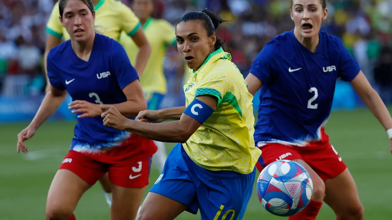 La brasile&ntilde;a Marta corre hacia el bal&oacute;n ante las jugadoras de Estados Unidos durante la final de F&uacute;tbol femenino, entre Brasil y Estados Unidos, en los Juegos Ol&iacute;mpicos de Par&iacute;s 2024 este s&aacute;bado, en la capital gala. EFE/ Miguel To&ntilde;a