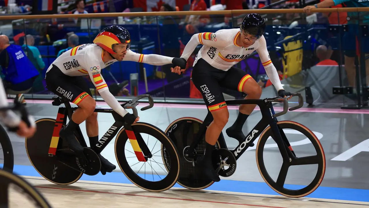 Sebastian Mora Vedri y Albert Torres Barcelo en el vel&oacute;dromo de Saint-Quentin-en-Yvelines Velodrome en Saint-Quentin-en-Yvelines, Francia. EFE/EPA/MARTIN DIVISEK