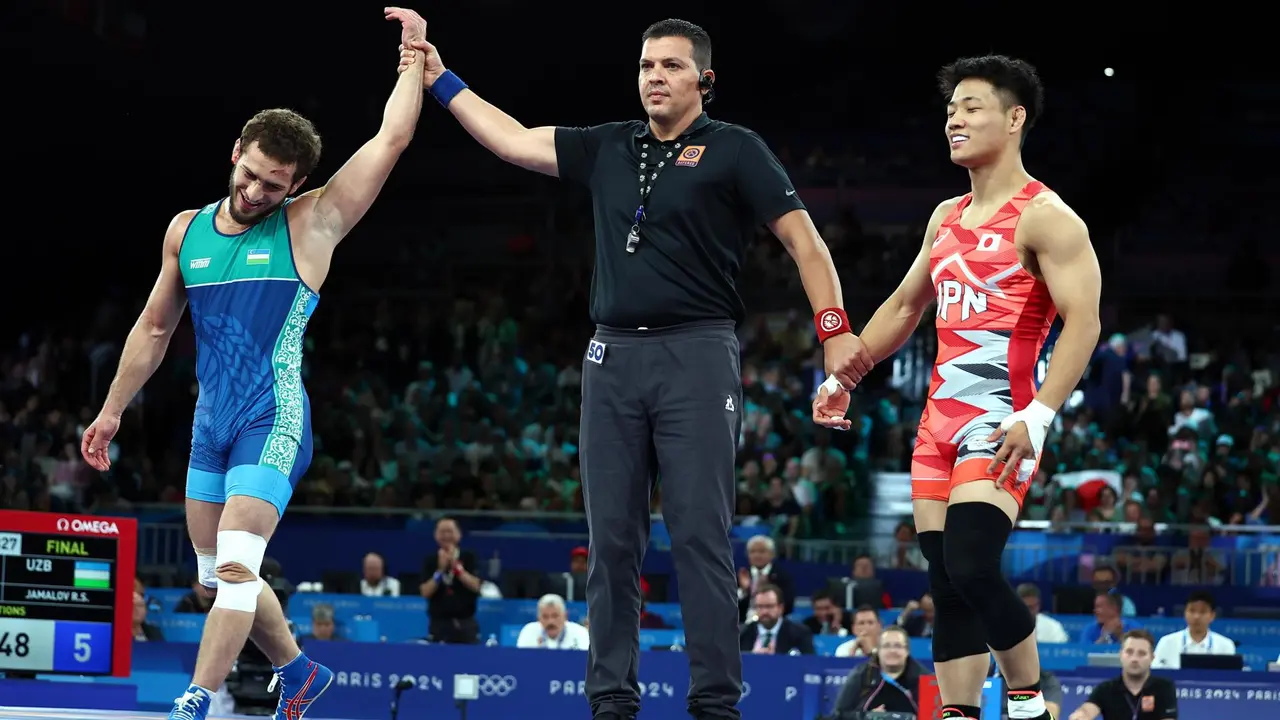 El uzbeko Razambek Salambekovitch Jamalov se ha impuesto al japon&eacute;s Daichi Takatani en la categor&iacute;a de 74 kilos. EFE/EPA/CHRISTOPHE PETIT TESSON