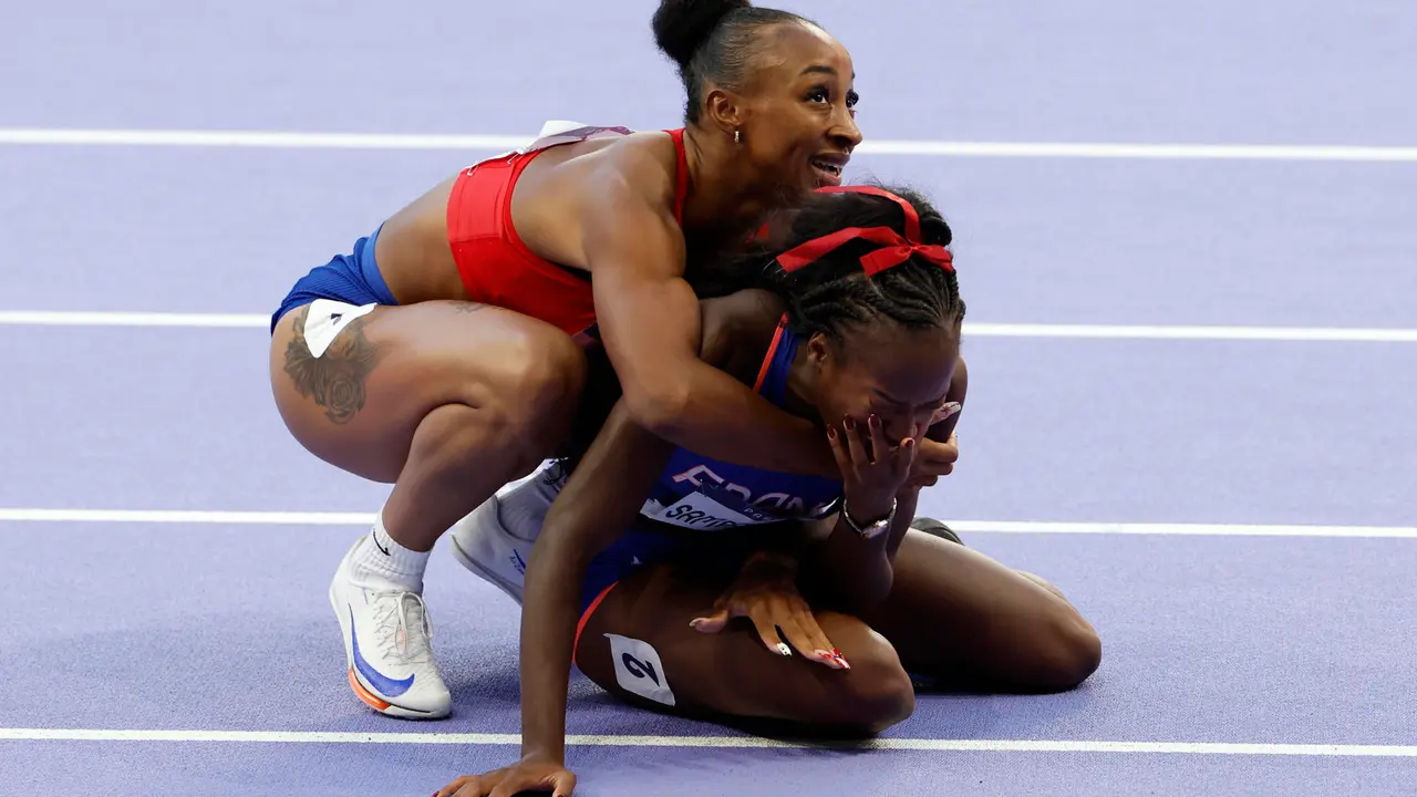 La atleta puertorrique&ntilde;a Jasmine Camacho-Quinn abraza a la francesa ganadora de plata Cyr&eacute;na Samba-Mayela en la final femenina de 100m vallas, en el marco de los Juegos Ol&iacute;mpicos Par&iacute;s 2024, este s&aacute;bado, en el Estadio de Francia de Saint-Denis. EFE/ Julio Mu&ntilde;oz