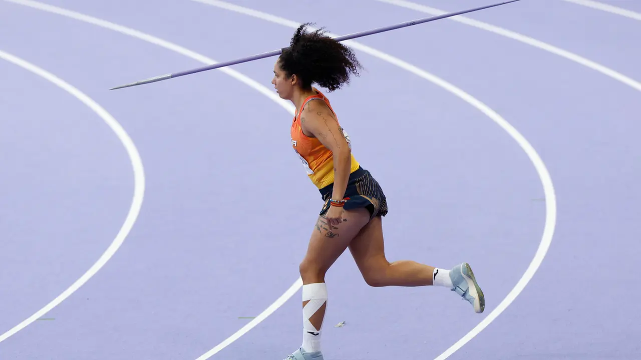 La atleta espa&ntilde;ola Yulenmis Aguilar compite en la final femenina de Lanzamiento de jabalina en el marco de los Juegos Ol&iacute;mpicos Par&iacute;s 2024, este s&aacute;bado, en el Estadio de Francia de Saint-Denis. EFE/ Julio Mu&ntilde;oz