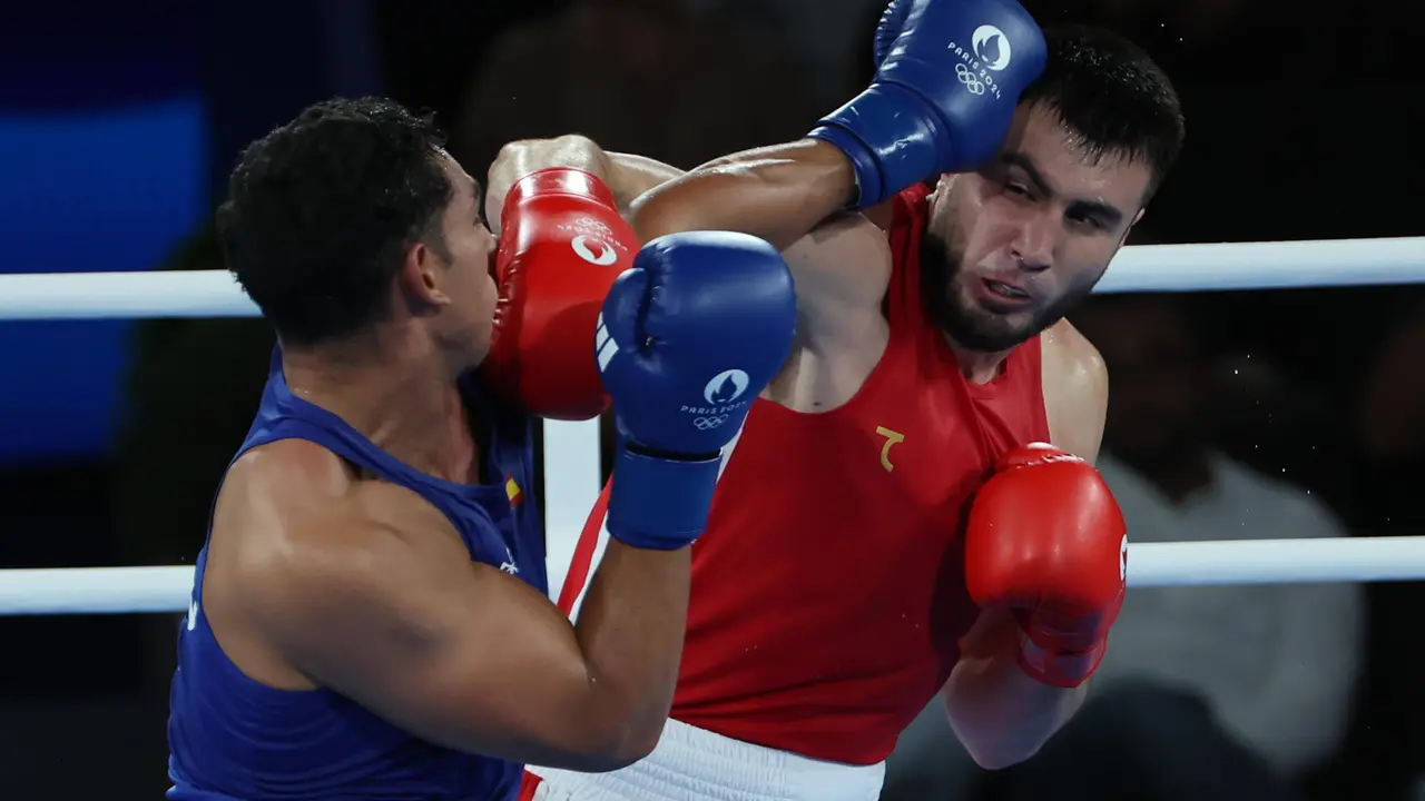 El boxeador espa&ntilde;ol Ayoub Ghadfa (azul) en acci&oacute;n ante el uzbeko Bahodir Jalolov durante el combate por la medalla de oro de Boxeo +92 kg masculino, de los Juegos Ol&iacute;mpicos de Par&iacute;s 2024 este s&aacute;bado, en el Estadio Roland-Garros de la capital gala. EFE/ Kiko Huesca
