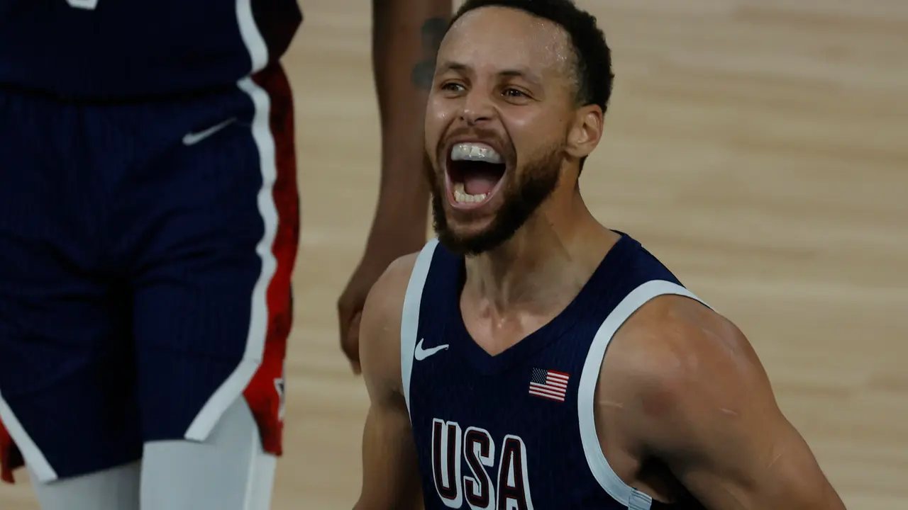 El jugador estadounidense Stephen Curry celebra la victoria ante Francia en la final de Baloncesto masculino, entre Francia y EEUU, de los Juegos Ol&iacute;mpicos de Par&iacute;s 2024 este s&aacute;bado, en el Bercy Arena de la capital gala. EFE/ Juanjo Martin