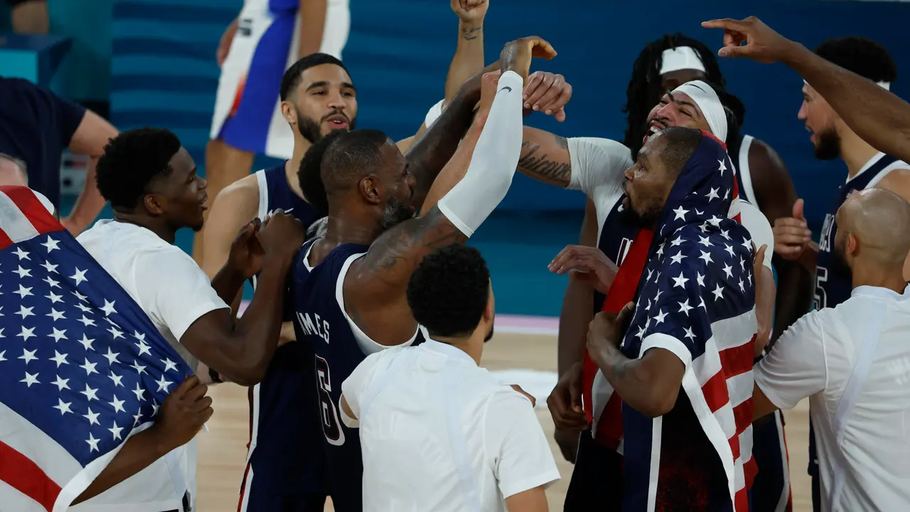 Los jugadores estadounidenses celebran la victoria ante Francia en la final de Baloncesto masculino, entre Francia y EEUU, de los Juegos Ol&iacute;mpicos de Par&iacute;s 2024 este s&aacute;bado, en el Bercy Arena de la capital gala. EFE/ Juanjo Martin