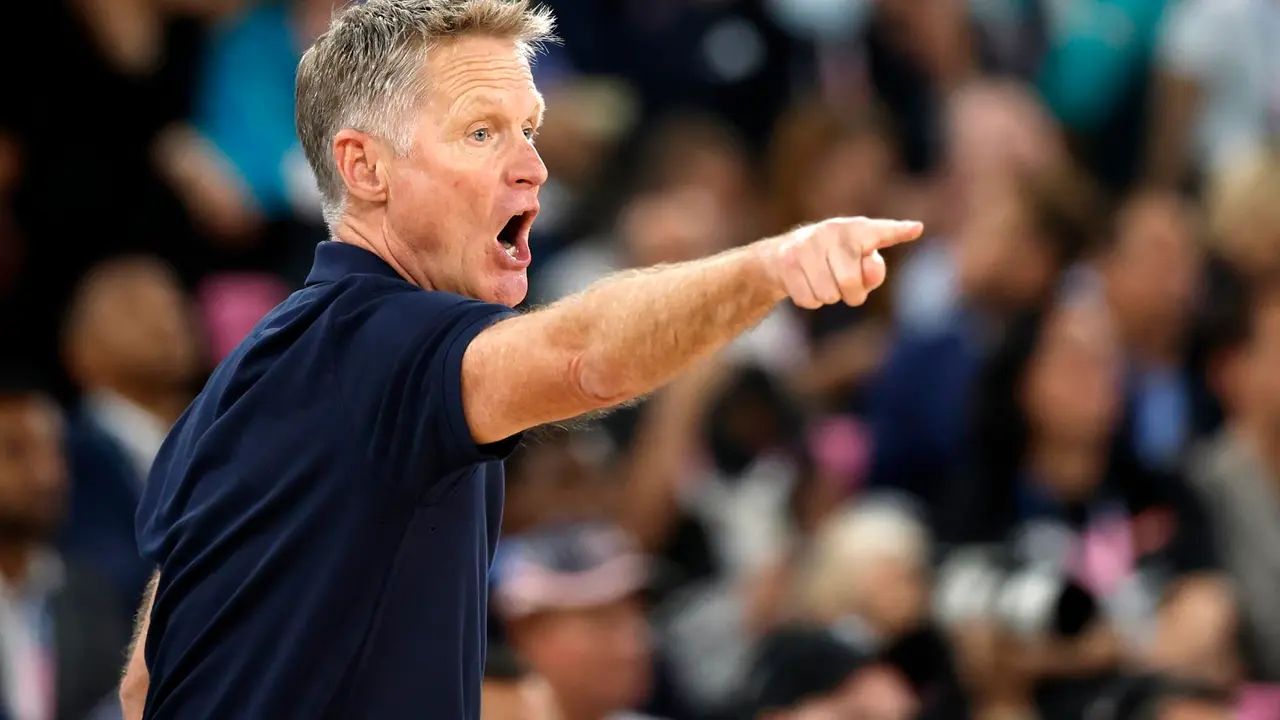 El seleccionador del equipo nacional masculino de baloncesto de Estados Unidos, Steve Kerr, fue registrado este s&aacute;bado, 10 de agosto, al darle indicaciones a sus dirigidos, durante la final del baloncesto de los Juegos Ol&iacute;mpicos 2024, en el coliseo South Par&iacute;s Arena de la capital francesa. EFE/Caroline Brehman