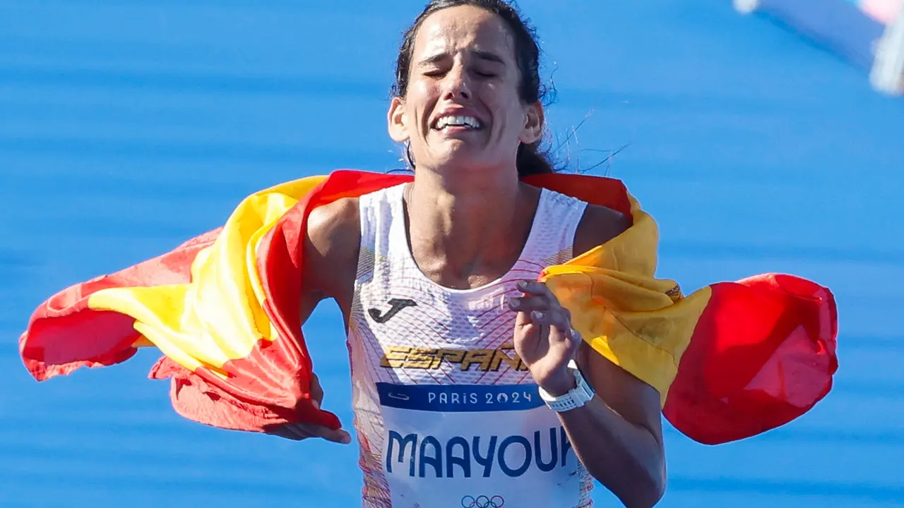 La atleta espa&ntilde;ola Majida Maayouf cruza la meta en la prueba de marat&oacute;n femenino de los Juegos Ol&iacute;mpicos de Par&iacute;s 2024 en la capital francesa este domingo. EFE/Juanjo Mart&iacute;n