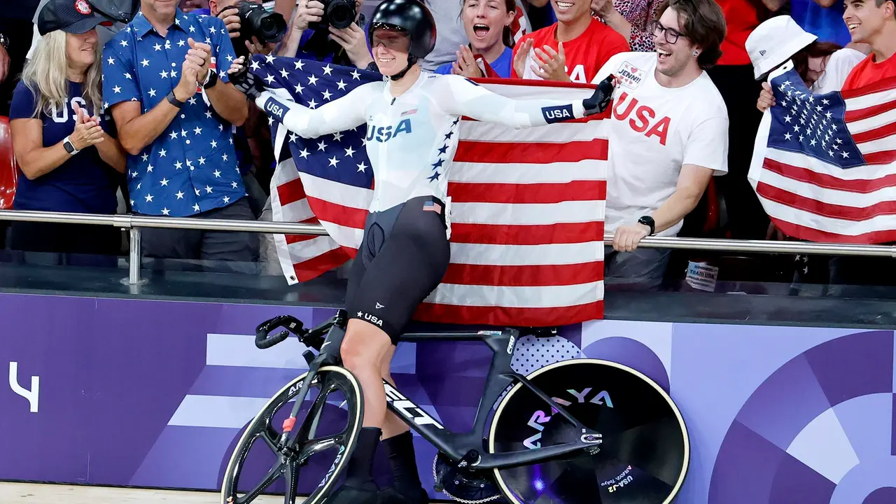 La estadounidense Jennifer Valente retuvo el t&iacute;tulo ol&iacute;mpico de omnium. EFE/EPA/ERIK S. LESSER