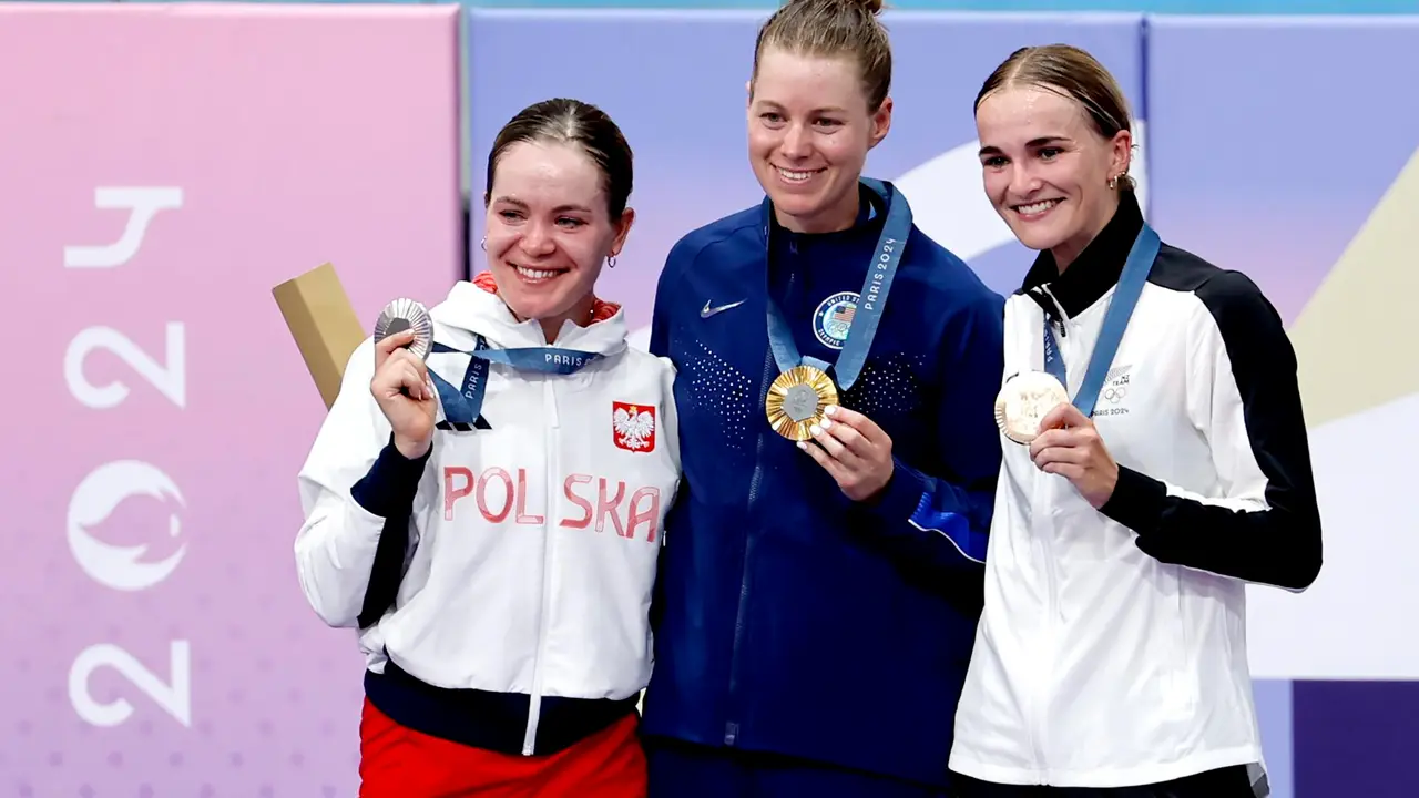 Las victorias de Jennifer Valente (c) en el omnium de ciclismo en pista y de la selecci&oacute;n femenina en baloncesto han permitido a Estados Unidos acabar en cabeza del medallero de los Juegos Ol&iacute;mpicos de Par&iacute;s 2024. pese a terminar empatado con China a 40 oros. EFE/EPA/ERIK S. LESSER