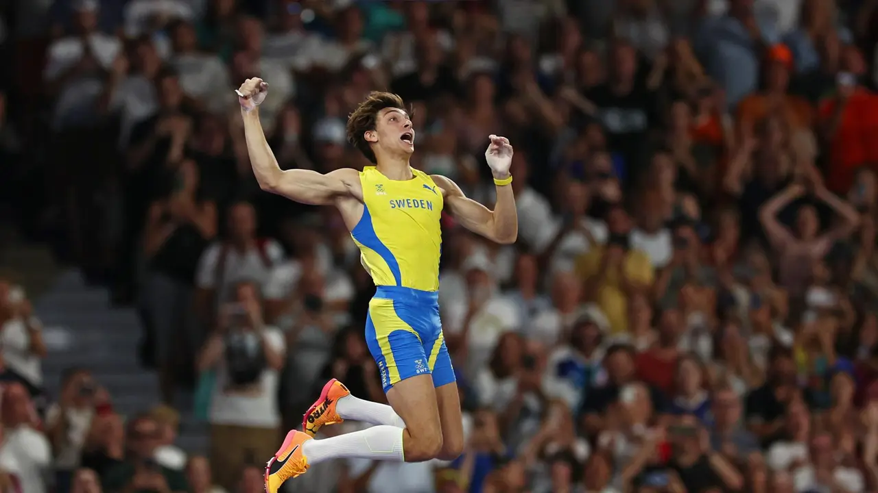 El atleta sueco Armand Duplantis consigui&oacute; la medalla de oro y un nuevo r&eacute;cord del mundo en la final masculina de salto con p&eacute;rtiga, en los Juegos Ol&iacute;mpicos de Par&iacute;s 2024 en el Estadio de Francia.  EFE/EPA/ANNA SZILAGYI