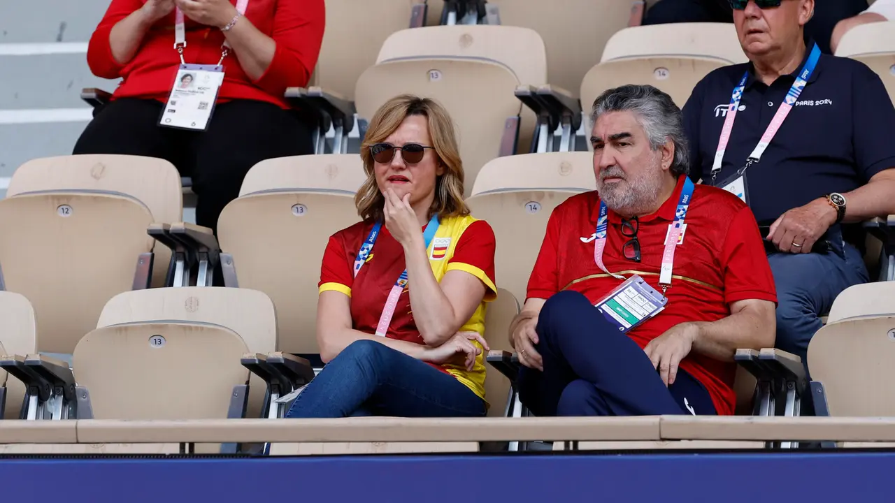 La ministra de Educaci&oacute;n, Pilar Alegr&iacute;a (c), y el presidente del Consejo Superior de Deportes, Jos&eacute; Manuel Rodr&iacute;guez Uribes (d), entre los espectadores del partido por la medalla de bronce de dobles femenino de los Juegos Ol&iacute;mpicos Par&iacute;s 2024 disputado por las espa&ntilde;olas Cristina Bucsa y Sara Sorribes contra las checas Karolina Muchova y Linda Noskova, este domingo, en la capital gala. EFE/Juanjo Mart&iacute;n
